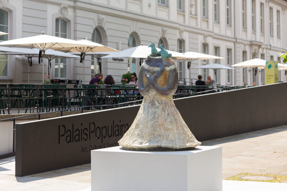 Leiko Ikemura: Figure with three Birds, 2021 © VG Bild-Kunst, Bonn 2024 Foto: Mathias Schormann
