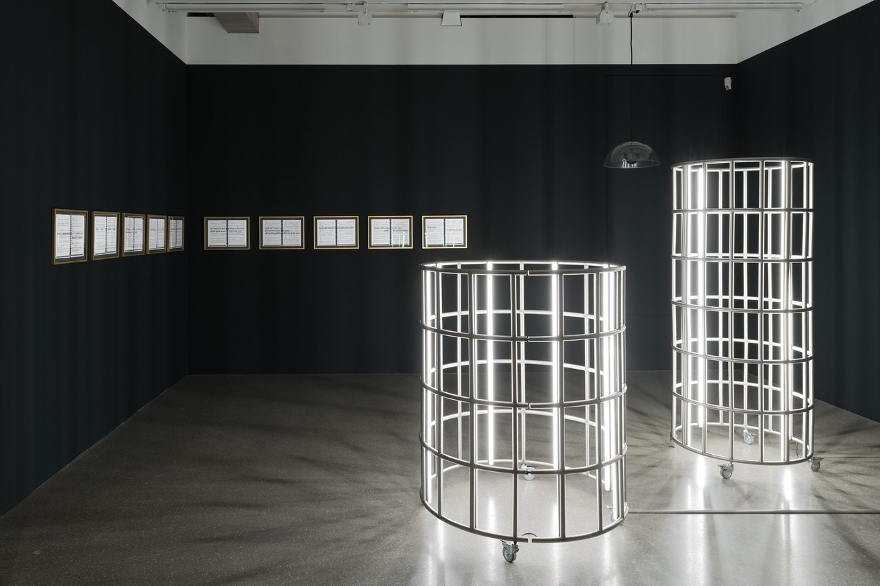 Installationsansicht Monica Bonvicini, 3rd Act / Never Die for Love, 2019 und Monica Bonvicini, bind me! torture me! #1-10, 2019 © VG Bild-Kunst, Bonn 2022 Photo Mathias Schormann