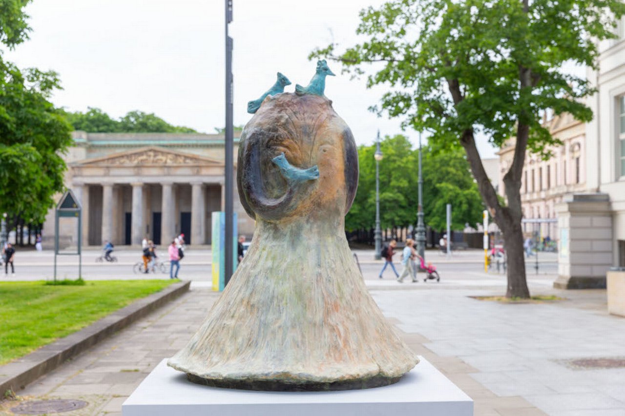 Leiko Ikemura: Figure with three Birds, 2021 © VG Bild-Kunst, Bonn 2024 Foto: Mathias Schormann
