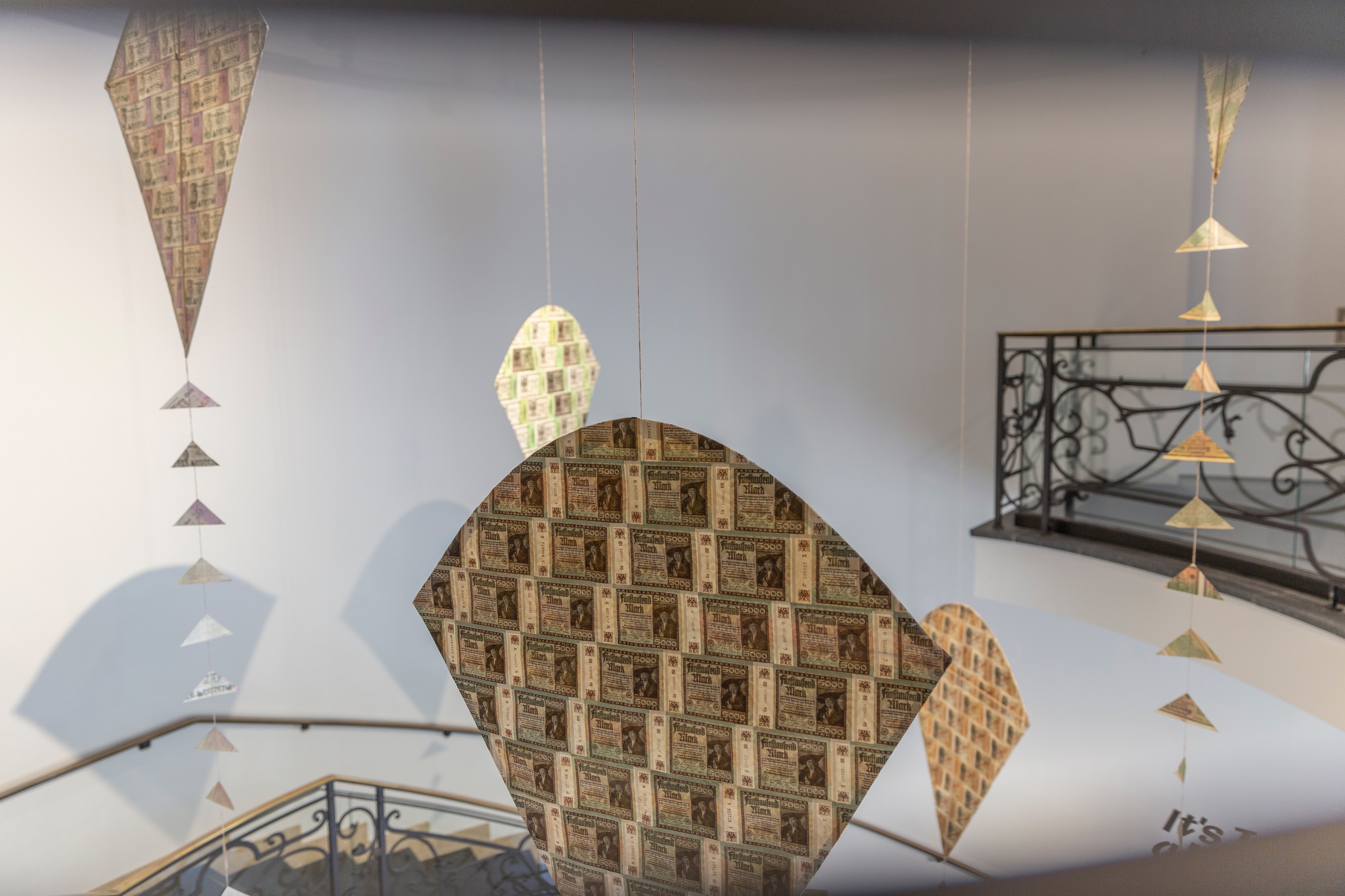 “Kites”, 2025 Glue, twine, wood, discarded bank notes / Kleber, Schnur, entsorgte Geldscheine